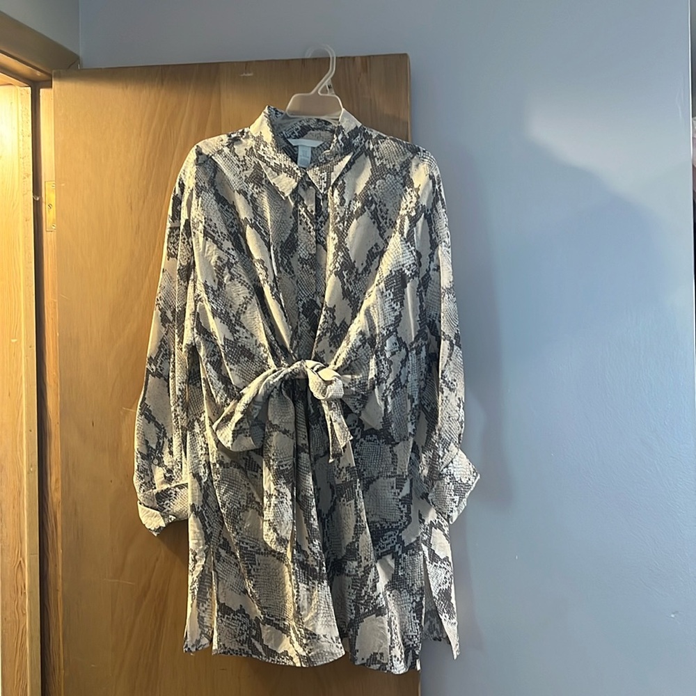 H&M snake skin pattern button up with tie detail. Size M.